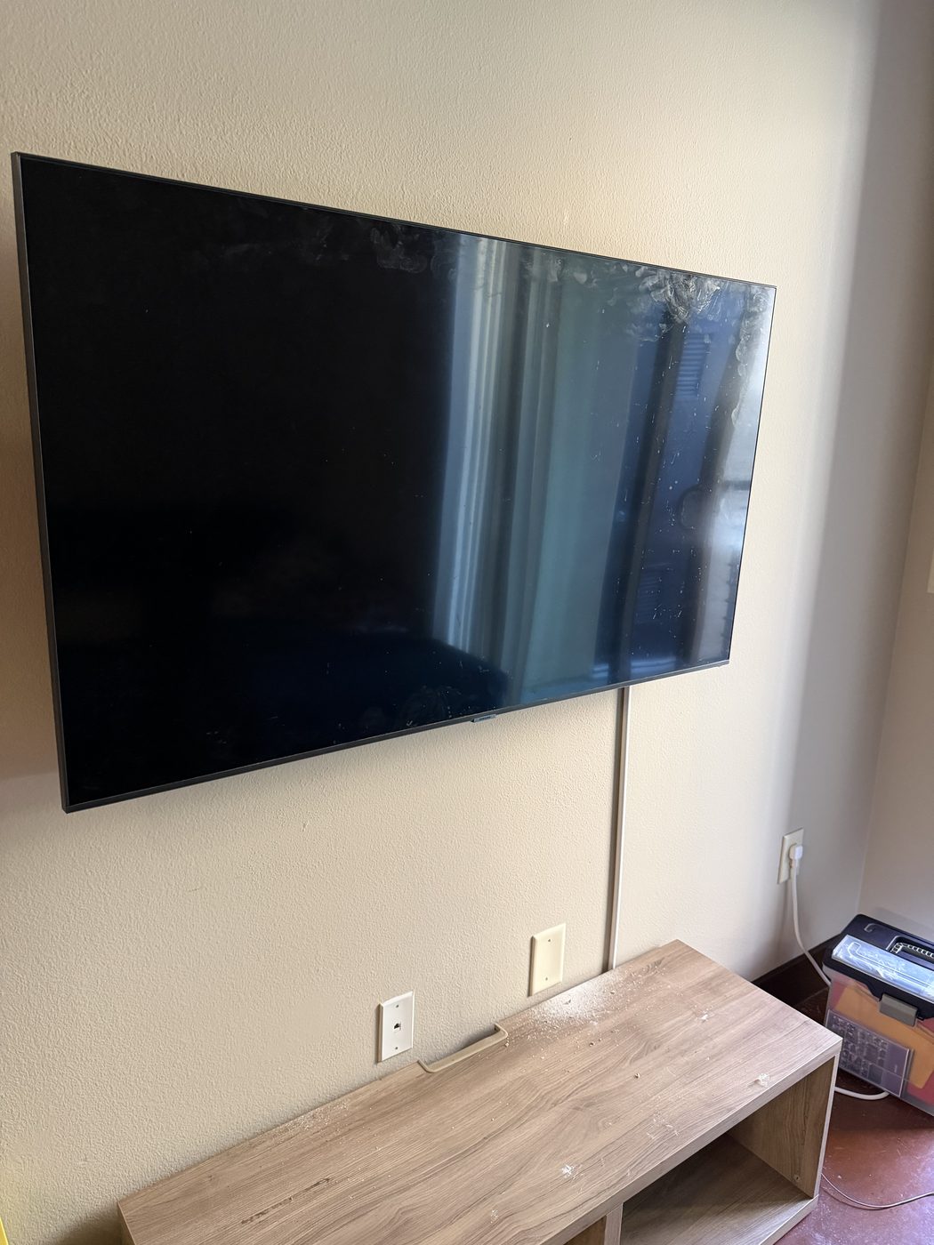 Wall-mounted TV