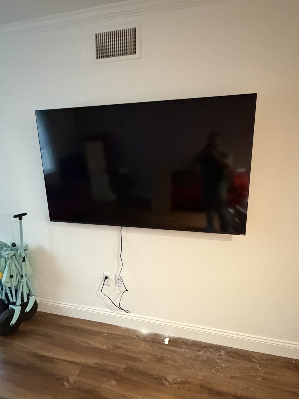 Wall-mounted TV