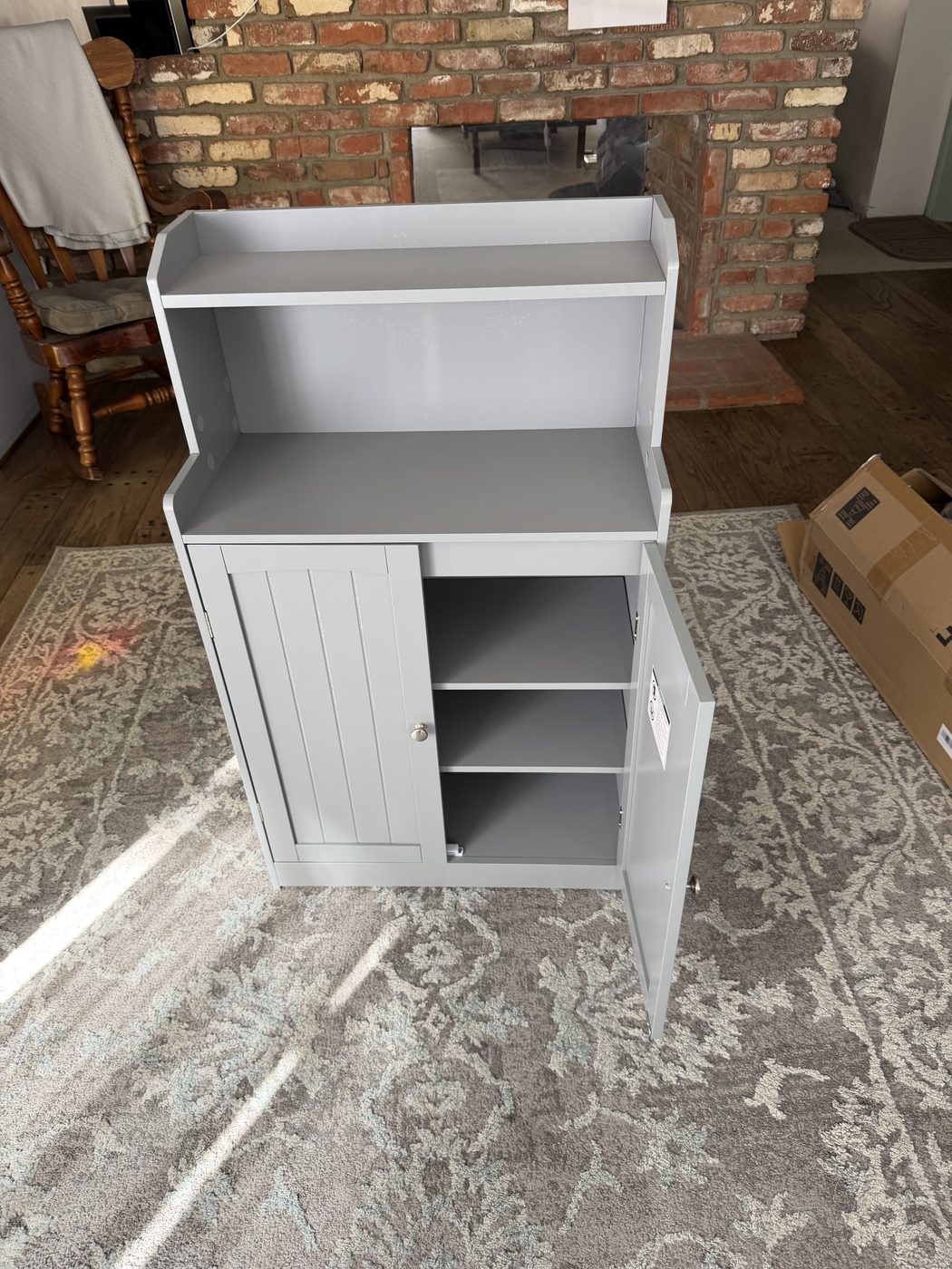 Storage cabinet with shelves