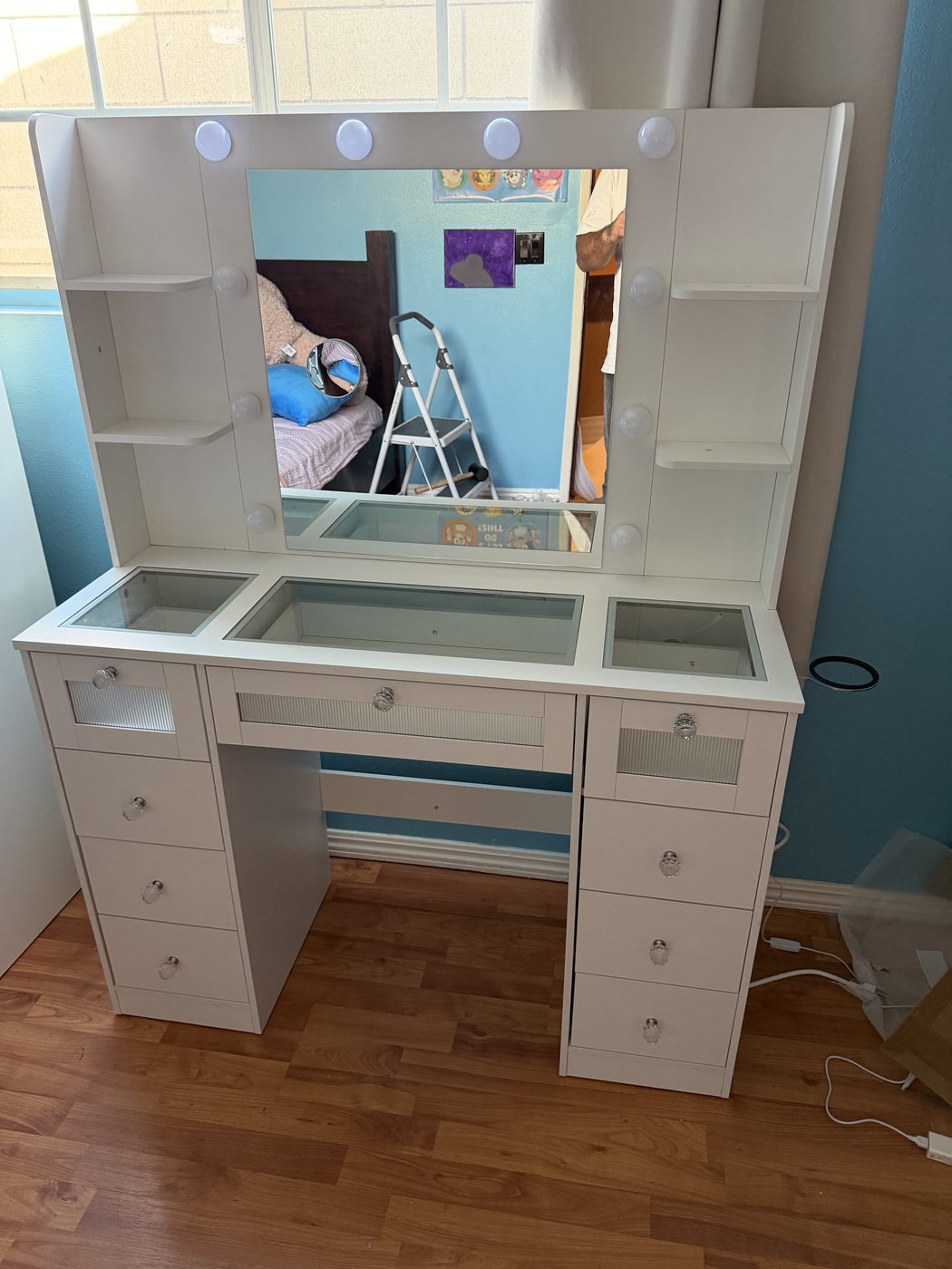 Vanity table with mirror